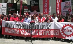 DİSK vergi dairesi önünden seslendi: Gelirde, vergide, ülkede adalet istiyoruz
