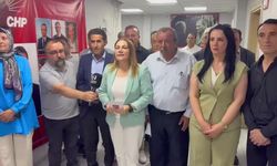 Görevden alınan CHP Hakkari İl Başkanı tebligatı uçak yaptı, 'Hakkari'den Genel Merkez'e taahhütlü olarak, ışık hızıyla iade ediyorum' diyerek attı