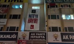 Isparta'da Saadet Partililerce asılan 'NATO'ya Hayır' pankartı ipleri kesilerek indirildi