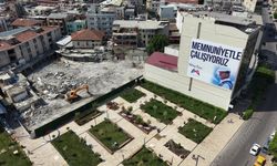Mersin Büyükşehir Belediyesi, Zafer Çarşısı'nda ruhsatsız yapıları yıkıyor