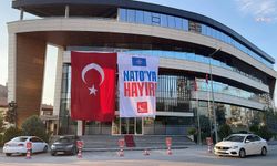 Saadet Partisi Genel Merkezi'ne 'NATO'ya Hayır' pankartı asıldı