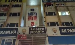 Saadet Partisi'nden AK Parti tabelası üzerine 'NATO'ya hayır' pankartı