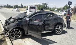 Tıra arkadan çarpan otomobil hurdaya döndü: 1 ağır yaralı