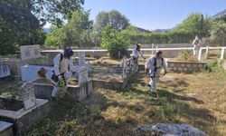 Antalya Büyükşehir Belediyesi ekiplerinden ilçe mezarlıklarında çalışma