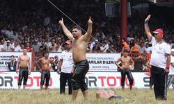 Antalya Büyükşehir Belediyesi Spor Kulübü'nden Erkan Taş, Ordu Aybastı Güreşleri'nde başpehlivan oldu
