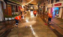 Ayvalık Belediyesi ekiplerinden gece saatlerinde temizlik mesaisi