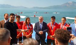 Bakan Bak, Muğla'da Kano Milli Takımı sporcularıyla bir araya geldi