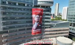 CHP Genel Merkezi'ne 'Ne cumhuriyetinden ne de partinden vazgeçmeyeceğiz' pankartı