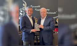 CHP'li Özkan yeni kitabını Özgür Özel'e hediye etti