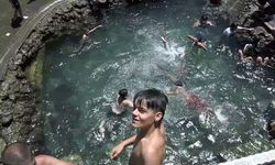 Diyarbakır'ın kavurucu sıcaklarında çocuklar 'kutsal' kabul edilen suda serinliyor