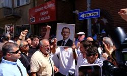 Eskişehir'de CHP'liler partinin anahtarını İl Seçim Kurulu'nun kapısına bağladı
