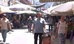 İYİ Partili Ofluoğlu'ndan İzmir'de pazar ziyareti: Ne satan ne de alan memnun