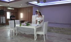 İzmir'de sağır çift, işaret dili çevirmeninin desteğiyle evlendi
