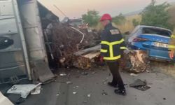 Kırıkkale'de hurda yüklü TIR devrildi: Sürücü yaralandı