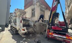 Kuşadası Belediyesi'nden çöp ev operasyonu: 2,3 ton atık çıkarıldı
