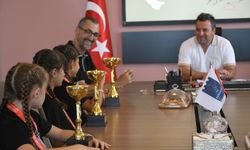 Kuşadası Belediyesi'nin minik sporcularından Başkan Vekili Demirtaş'a ziyaret
