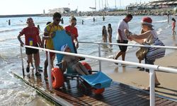 Kuşadası Engelsiz Plaj'da engelli plaj sandalyeleri kullanıma sunuldu