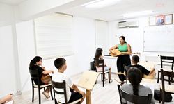Muratpaşa'da çocuklar yaz tatilini bağlama öğrenerek değerlendiriyor