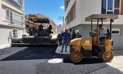 Tepebaşı Belediyesi'nden Ertuğrulgazi Mahallesi'nde asfalt serim mesaisi