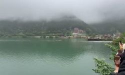 Uzungöl'de çantasını almak isterken göle düşen turisti kurtarmak isteyen 2 kişi boğulma tehlikesi geçirdi, kayıp bir kişi aranıyor