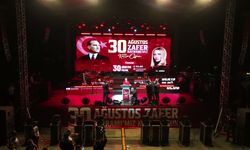 Antalya'da Zafer Bayramı coşkusu, Derya Uluğ konseriyle zirve yaptı