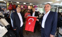 Buca'da 30 Ağustos Zafer Bayramı öncesi esnafa bayrak dağıtıldı