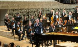 Dünyaca ünlü piyanist ve besteci Fazıl Say, Elbphilharmonie konser salonunda 'Anadolu'nun sessizliği' ile büyüledi