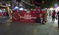 Manisa'yı zafer coşkusu sardı: Fener alayının ardından Hadise sahneye çıktı