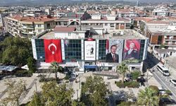 Menderes'te 30 Ağustos coşkusu: Kortej, halk oyunları ve konser