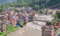 Nepal ve Çin'de yaşanan Himalaya felaketinde yüzlerce kişinin kayıp olduğu bildiriliyor