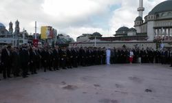 Taksim'de 30 Ağustos töreni... Özgür Çelik: 'İlk defa YENİ Parti olarak bir çelenk sunduk'