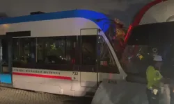 Zeytinburnu’nda iki tramvay kafa kafaya çarpıştı