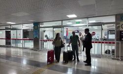 Van-Tahran uçak seferi başladı: İran'dan gelen 80 kişilik kafile çiçeklerle karşılandı
