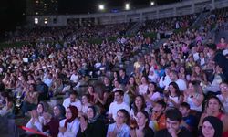 16 kadın sanatçı, tek sahnede üniversiteliler için şarkılarını söyledi... Nuri Aslan: Bu şehirde hiçbir genç kızımız kendini sahipsiz, kimsesiz hissetmeyecek