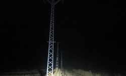 21. yüzyılda elektriksiz yaşam: Vatandaşlar hayvanlarına mum ışığında bakıyor