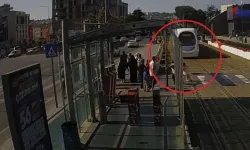 Tramvayın önüne koştu: Son anda kurtarıldı