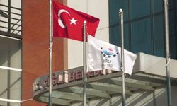 AK Parti'ye geçen Çiğli Belediye Başkanı Yıldız'a CHP'den siyah çelenkli protesto