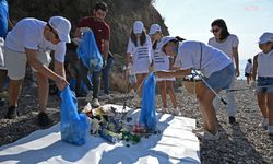Antalya Büyükşehir Belediyesi'nden Konyaaltı Sahili'nde temizlik çalışması
