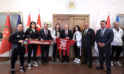 Bakan Güler, Yüksekova Spor Kadın Futbol Takımı ile bir araya geldi