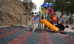 Bilecik'te çocuk parklarının zeminleri yenileniyor