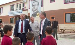 Burdur Belediyesi'nden minik öğrencilere yeni eğitim yılı hediyesi: Bin 150 kırtasiye seti dağıtıldı