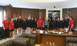 Burhaniye Belediyespor Kadın Basketbol A Takımı'ndan Belediye Başkanı Deveciler'e ziyaret