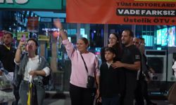 Candan Erçetin, Manisa Cumhuriyet Meydanı'nda vatandaşlarla buluştu