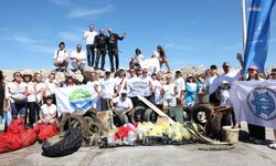 Çeşme'de kıyı ve deniz temizliğinde '1,5 ton atık' toplandı
