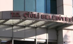 Çiğli Belediye Başkanı Yıldız'ın AK Parti'ye geçişine CHP'den belediye önünde oturma eylemli protesto