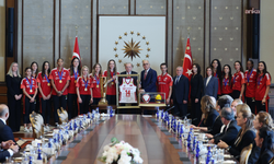 Cumhurbaşkanı Erdoğan, Avrupa Şampiyonu olan A Milli Kadın Voleybol Takımı'nı kabul etti