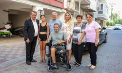 Efeler Belediye Başkanı Yetişkin, Aydın Özcal'a akülü sandalyesini teslim etti