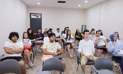 Efeler Belediyesi'nden gençlere sınav yolculuğunda rehberlik desteği