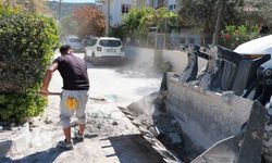 Foça Belediyesi, kent genelinde yol çalışmalarına devam ediyor