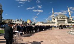 İBB Zabıtası'nın 200'üncü kuruluş yıl dönümü kutlamasında polisten şaşırtan müdahale... Zabıta müdürlerinin İstiklal'de karanfil dağıtımı engellendi
